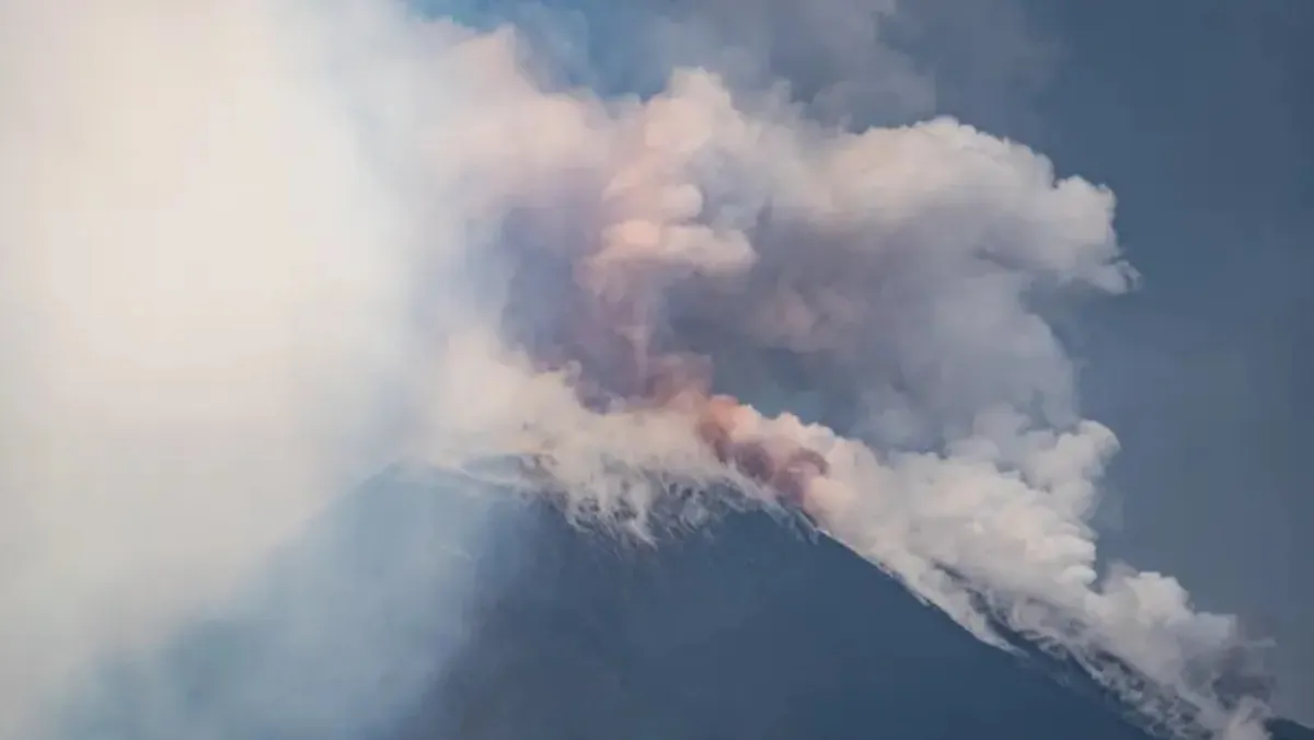  Massive plume of ash, gas spews from Italy’s Mount Etna
