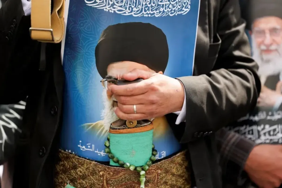 Iran's Houthi Diversion: A New Battle for the Red Sea Gateway
