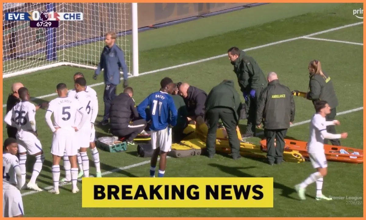 Chelsea Goalie Martinez Stretchered Off After Head Injury